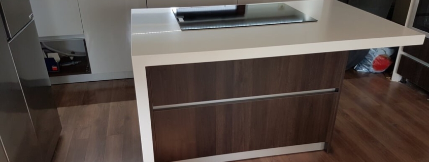 Konyhapult mosogatóval egyben akril felület, zökkenőmentes funkcionalitás - akrilbutor.hu