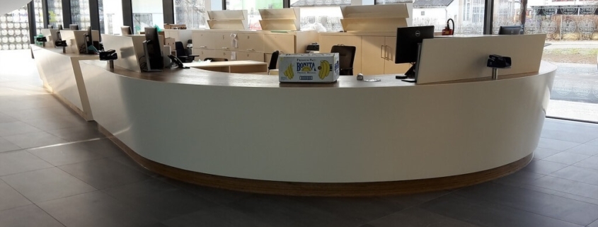 Egeszen uj vendegelmenyt ad az uj fodrasz recepcios pult - akrilbutor.hu